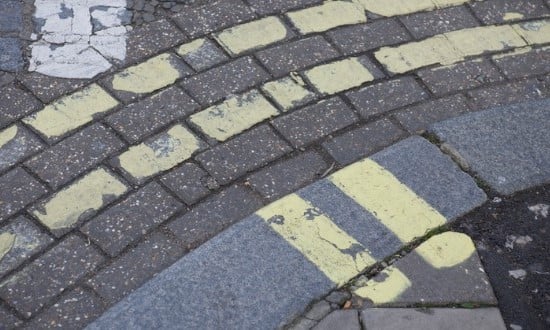 00109 - Painted double yellow lines around a bend - 16_9.jpg